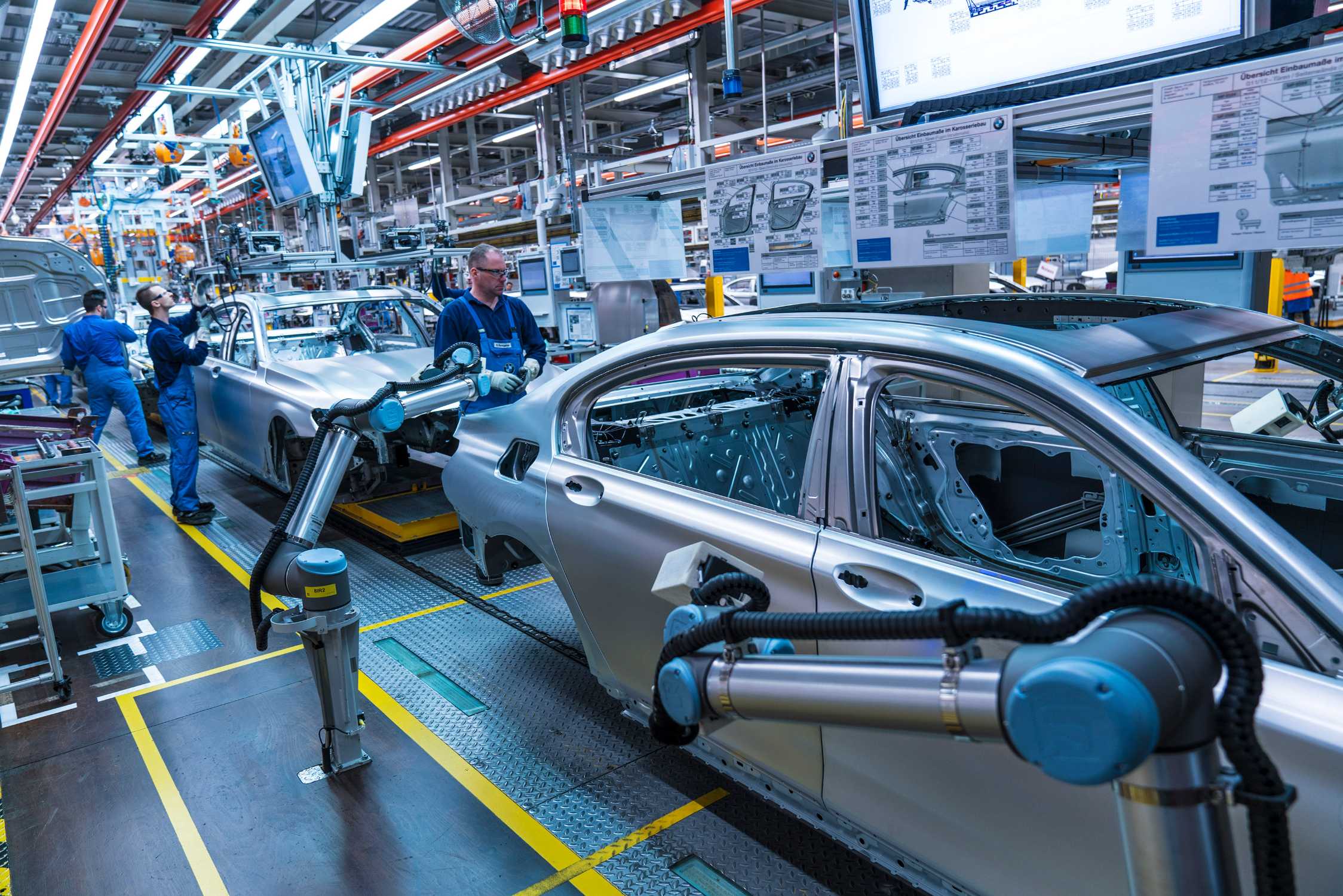 Car body assembly line with collaborative robots